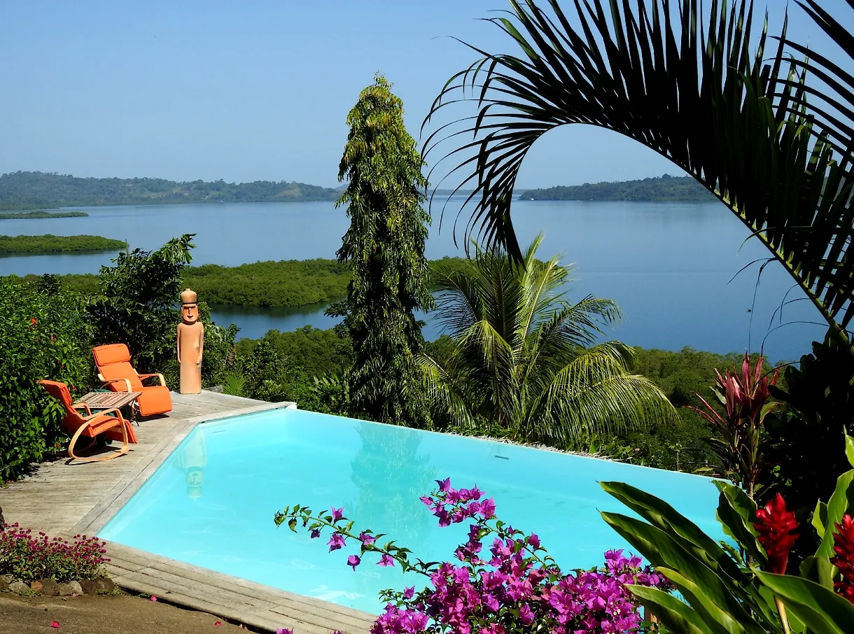 La maison et son jardin tropical au bord de la mer