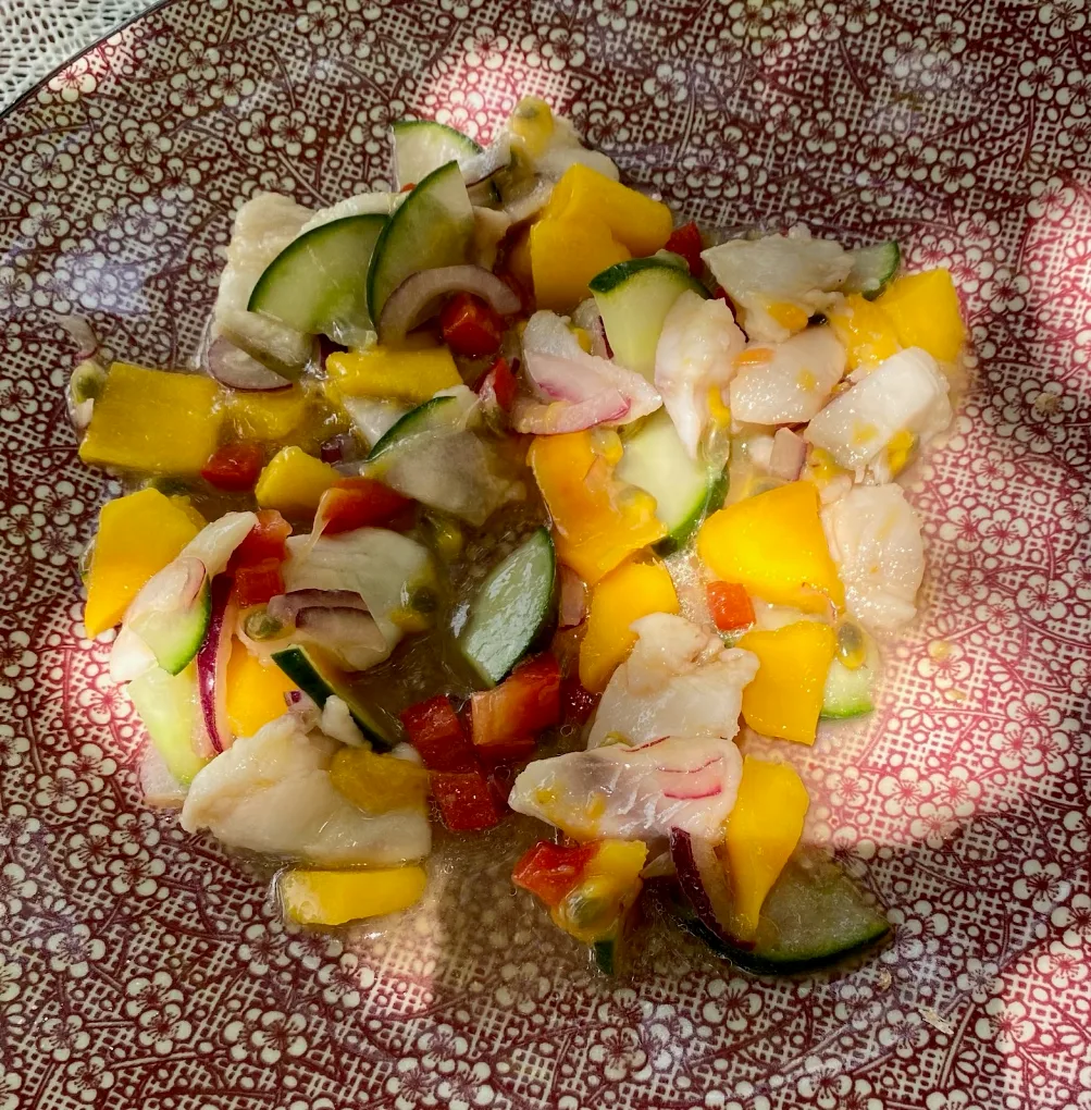 Salade de fruits frais du domaine : mangue, fruit de la passion, concombre