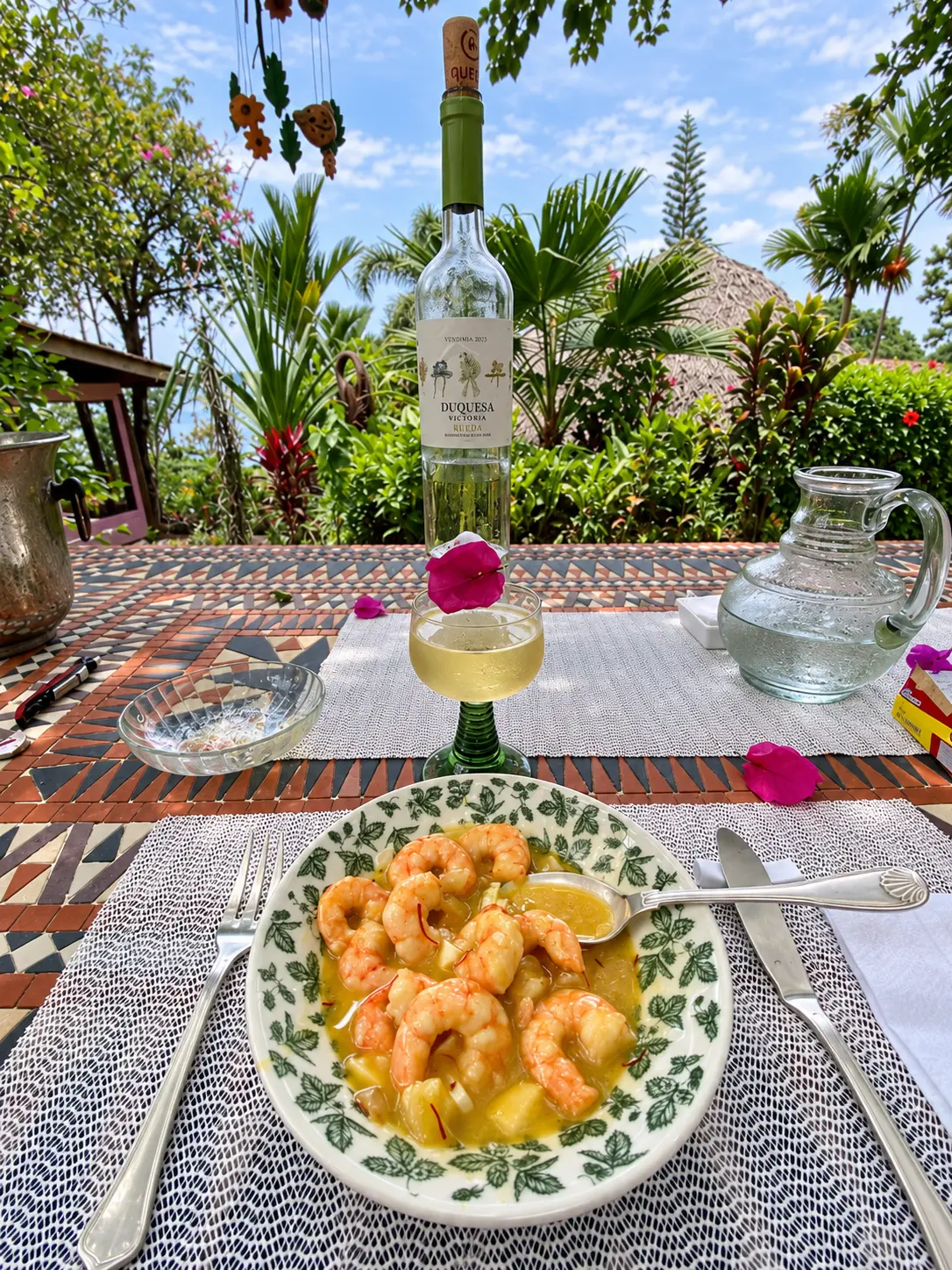 Bol de crevettes servi sur la terrasse