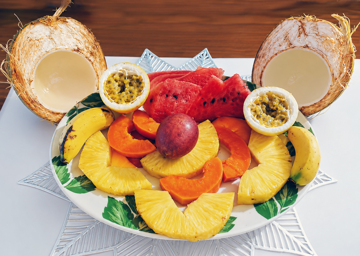 Assiette de fruits tropicaux avec noix de coco, pastèque, ananas et bananes