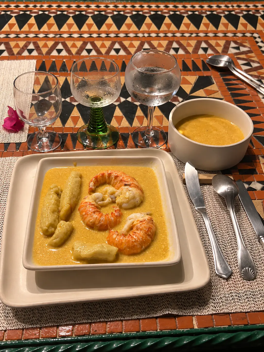 Langoustines et dumplings de plantain, sauce curry — table en mosaïque