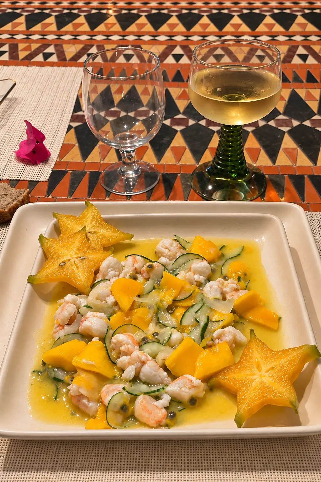 Ceviche de langoustes, mangue et fruit de la passion, caramboles — table en mosaïque